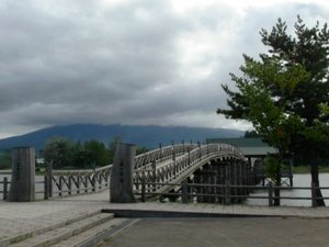 鶴の舞橋の伸びやかなアーチ