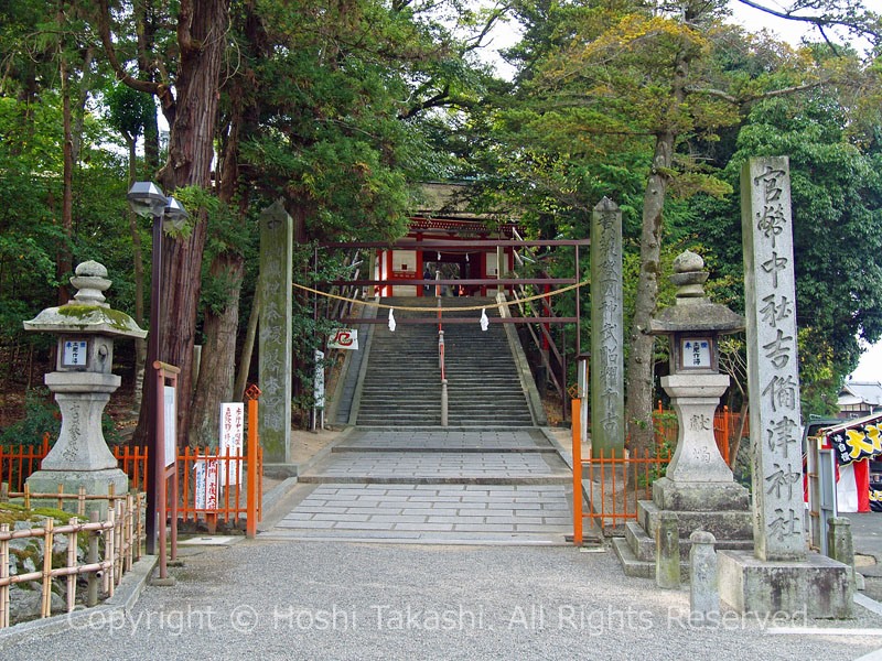 吉備津神社の社号標と北随神門