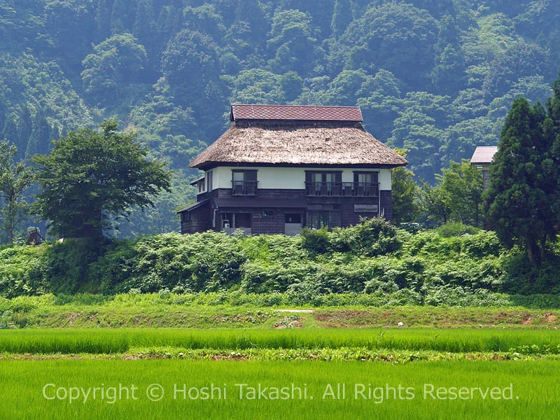 荻ノ島の茅葺き屋根の民家