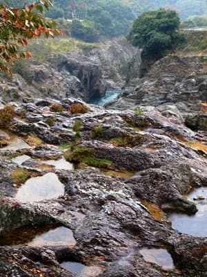 飛水峡ロックガーデンの甌穴群