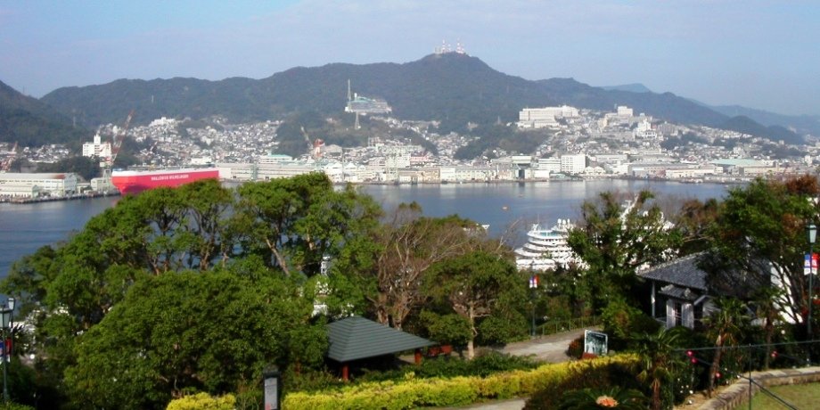 グラバー園からの長崎港と稲佐山の眺め