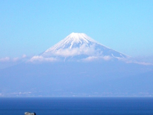 駿河湾に浮かぶ富士山