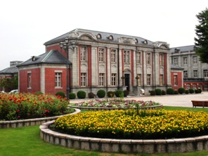 旧県会議事堂を彩る庭園