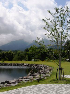 裏磐梯の山々を借景にした庭園