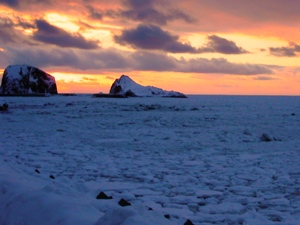 冬のオロンコ岩の夕暮れ