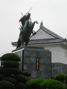 冨神山を向く銅像