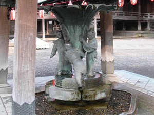 彫刻の寺の片鱗をうかがわせる