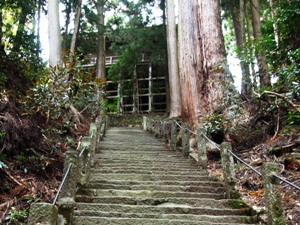 石段を登った先に…