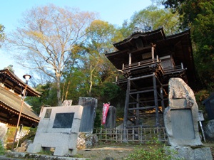 多くの碑が建つ境内