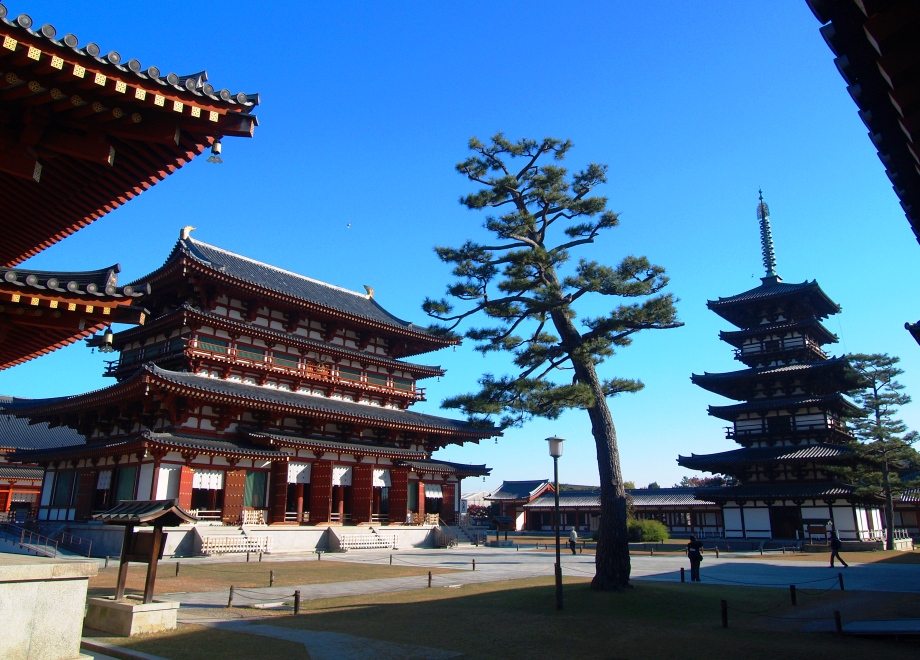 広々として美しい薬師寺境内