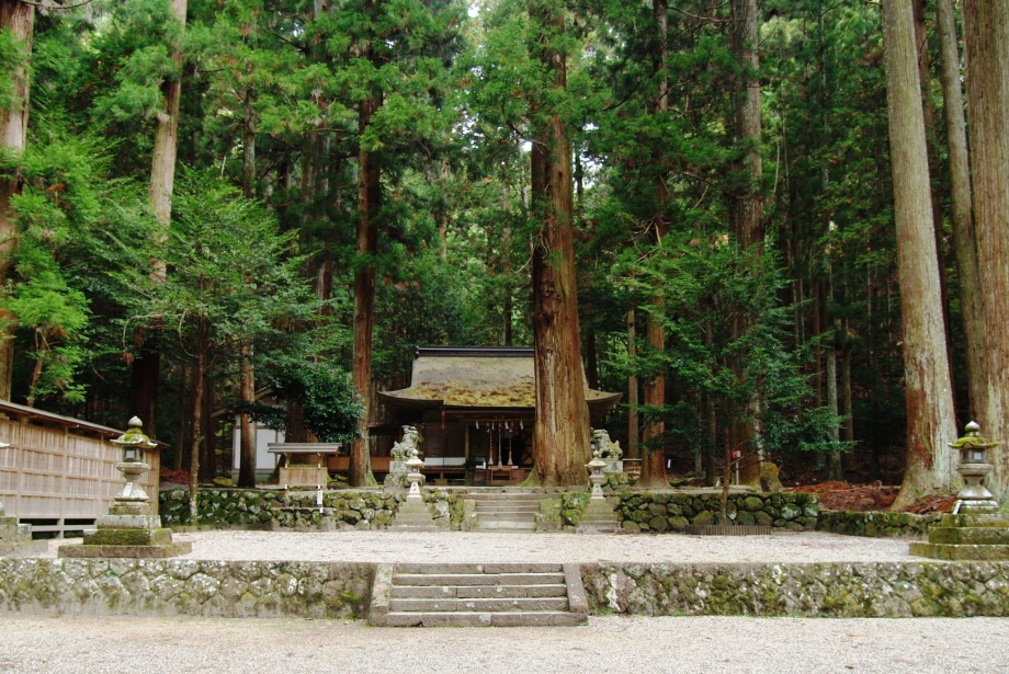 神々しい雰囲気が漂う室生龍穴神社