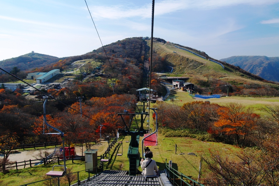 御在所岳頂上へと伸びるリフト