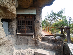 虚空蔵尊と錆びた鉄板橋