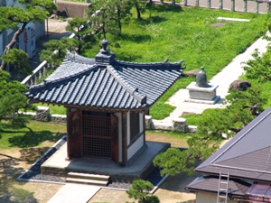 良寛と夕日の丘公園からの良寛堂