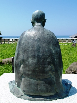 佐渡ヶ島を望む良寛像