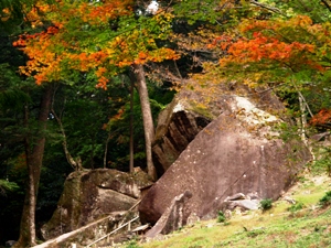 岩屋岩蔭遺跡の紅葉