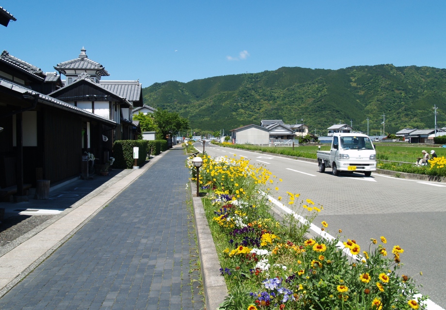 のどかな田園風景の中に佇む野良時計