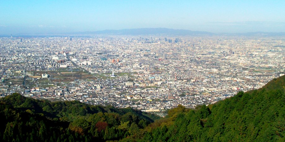 鐘の鳴る展望台からの大阪平野の眺望