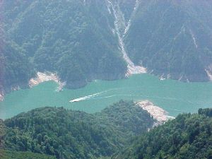 立山ロープウェイから見る黒部湖