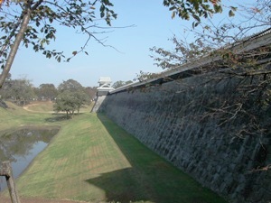 長塀が魅力の熊本城