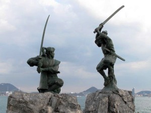 宮本武蔵と佐々木小次郎の像
