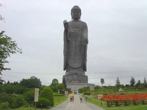 真っ直ぐに伸びる参道
