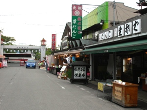 参道に建ち並ぶ団子屋